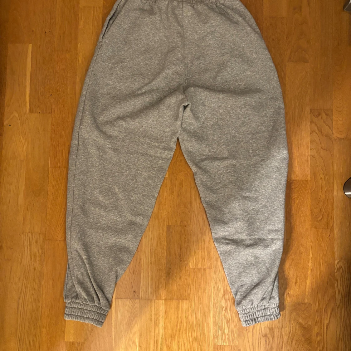 Grå mjukisbyxor från Adidas - 1