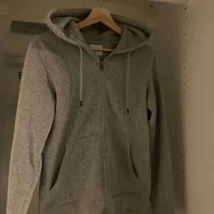 Zip Hoodie Jack & Jones - Säljer nu denna zip hoodie från Jack & Jones. Den är storlek XS och har inga defekter. Nypris ~500