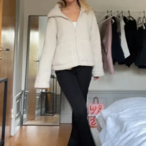 Vit teddyjacka med dragkedja - Super fin vit beige teddyjacka från h&m!!💗