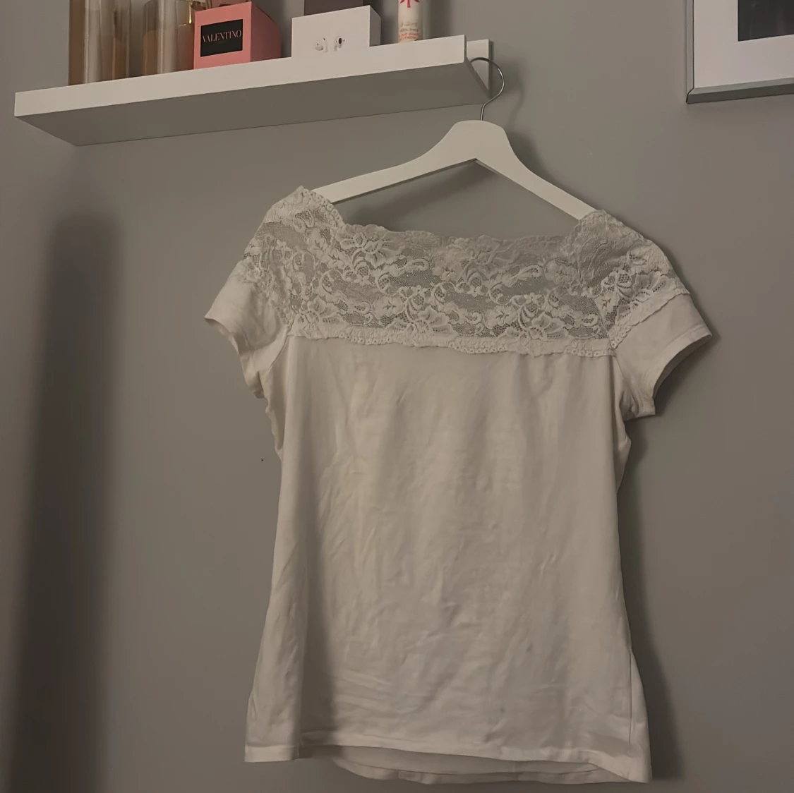 Vit topp med spetsdetaljer - 1