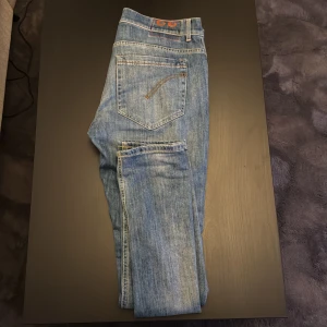 Dondup jeans  - Sjukt stilrena dondups med ett underbart skick. Hör av dig vid minsta intresse. Fler bilder så e det bara å skriva!!! 