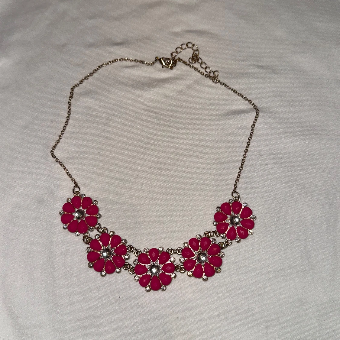 Blommigt halsband med rosa detaljer
