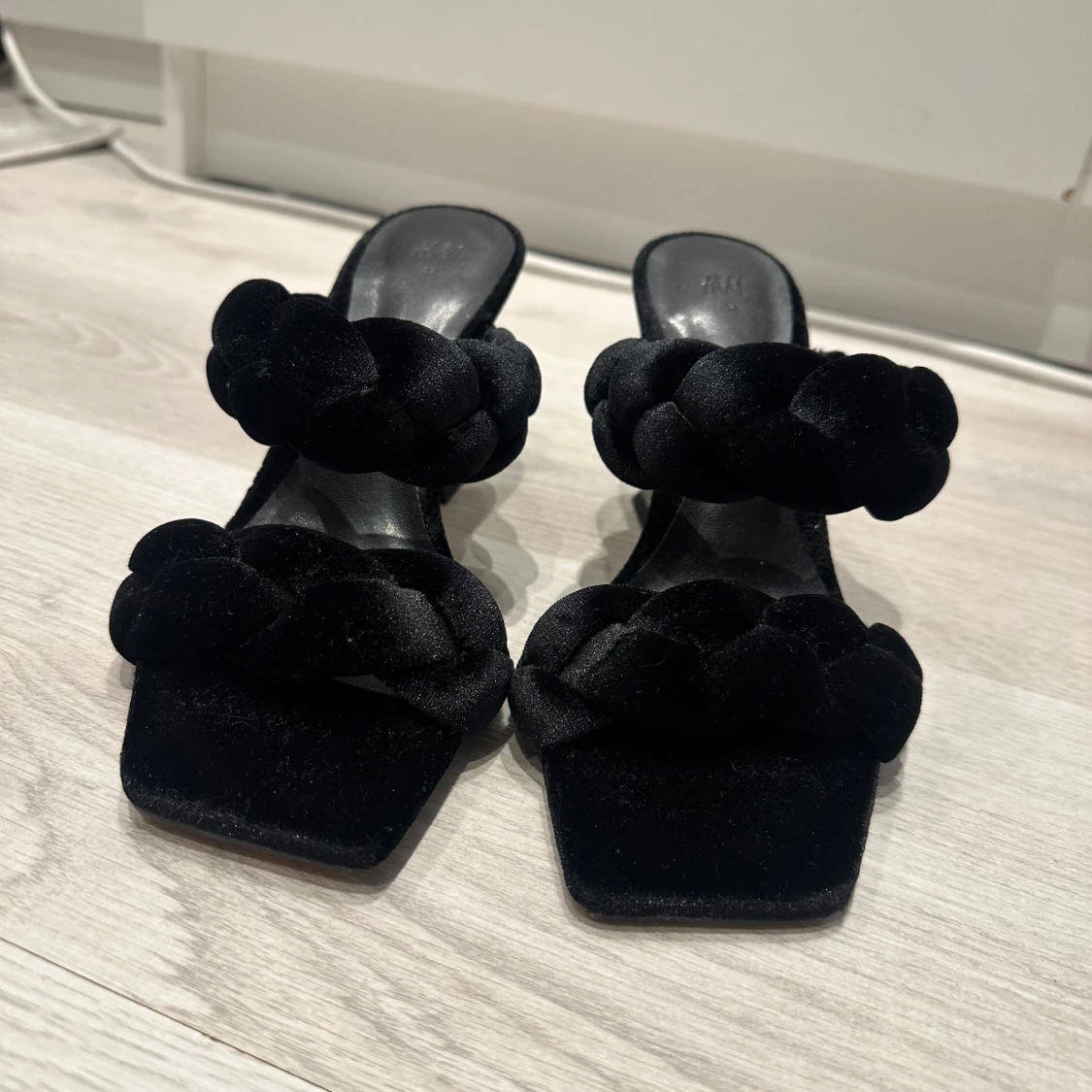 Svarta klackskor med flätad rem från H&M - 3