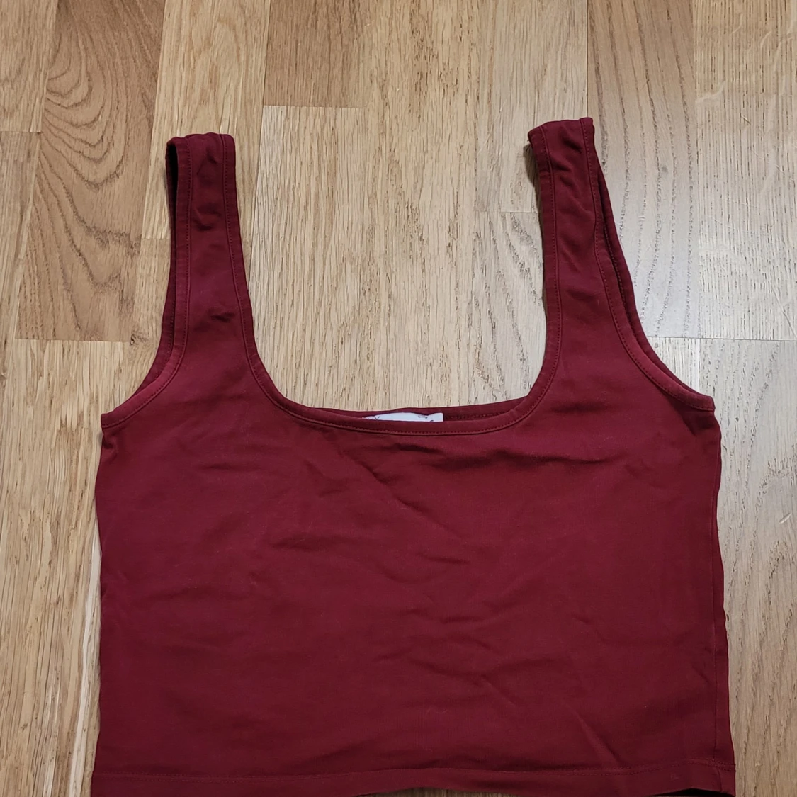 Vinröd linnetopp från NLY Trend