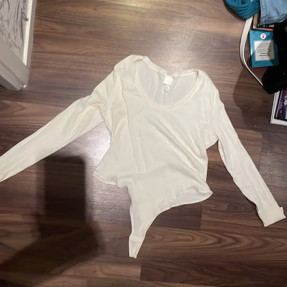 Säljer en vit body i vuxen storlek L från H&M. Den är endast provad aldrig använd ⭐️. Yläosat.