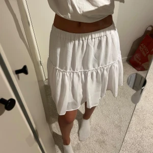 Söt kjol NA-KD - Säljer denna super söta kjol med volanger från PAMELAxNA-KD. Använd fåtal gånger, storlek 34/xs. Stretchig 