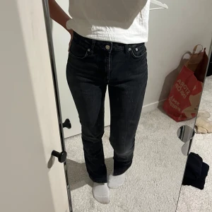 Zara jeans - Säljer dessa mörkgråa jeans från Zara. Storlek 36/S. Välanvända men fint skick. Har slits på insidan av benen, medelhög midja. 