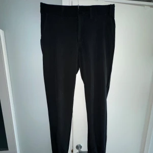 Svarta "golfbyxor" - Svarta "golfbyxor" från märket Bogeys & Birdies köpta på dormy. Använda endast en gång.