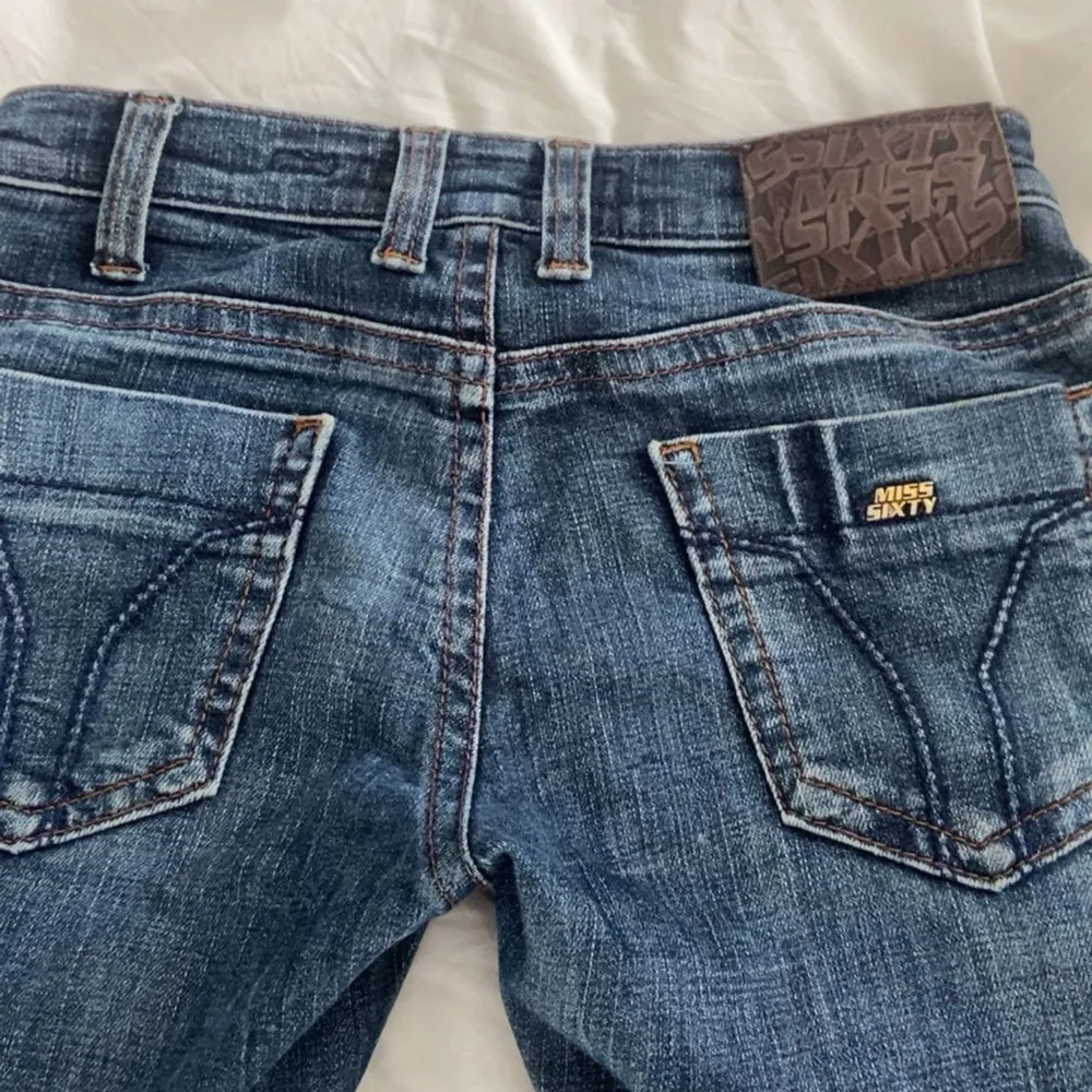 snygga vintage jeans från miss sixty, var skinny men har sytt ut dem som man kan se på trejde bilden. passar perfekt men säljer pga att de inte kommer till så stor användning, pris kan diskuteras! nypris runt 2000kr. Farkut & Housut.