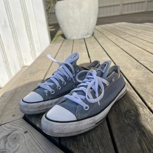 Ljusblå/grå converse sneakers - Säljer mina långa converse då de inte kommer till användning längre, de är använda men är fortfarande i fint skick! Kan tänka mig att gå ned i pris vid snabb affär! 