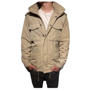 Aspesi Field Jacket - Väldigt snygg aspesi field jacket i fint skick! Storlek M men sitter mer som L. . Hör av er vid frågor!                                                                                          Ny pris 10000 kr                                                             Pris kan diskuteras! 