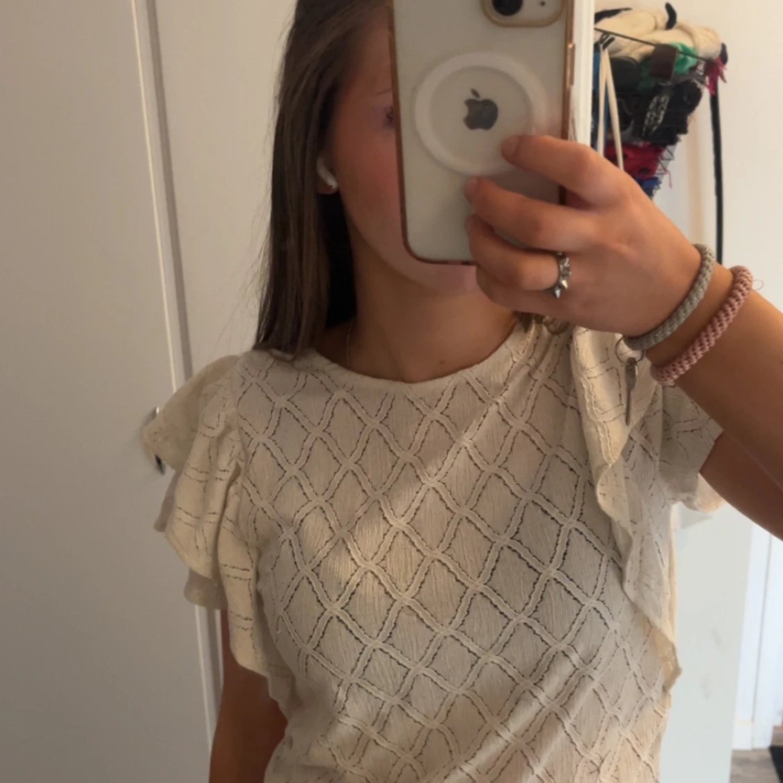 Vit blus med volangdetaljer