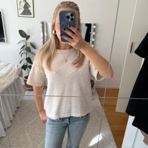 Beige stickad tshirt - Såå söt stickad tshirt ifrån selected femme, köpte för 600kr💞💞