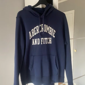 Abercrombie & Fitch Hoodie - Skit snygg Abercrombie & Fitch hoodie till salu| Storlek: XL, men passar L ~ Skriv gärna längd & vikt för att göra det lättare| Skick: 6/10| Nypris: 1200kr, vårat är 499kr| Hojta gärna till vid fundering 💭 