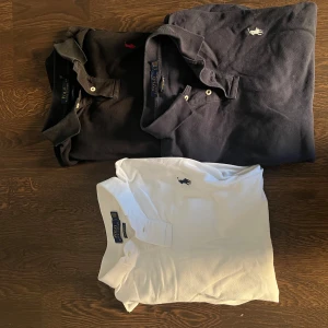 Pikétröjor från Ralph Lauren - Säljer tre stilrena pikétröjor från Ralph Lauren i färgerna svart, marinblå och vit. Alla tröjor är i storlek L och kan köpas antingen enskilt eller paketpris. Priset för 1 tröja är 210kr och priset för all 3 är 600 kr!    Hör av dig vid frågor! 