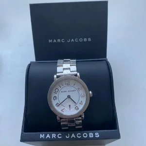 Marc Jacobs klocka  - Säljer min silvriga Marc Jacobs klocka. Klockan är stilren och i ett mycket gott skick. 