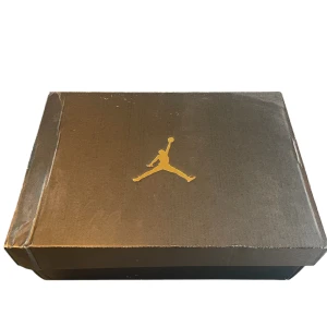 Air Jordan 1 low -  Black/dark concord-taxi.                                 (EUR 40)