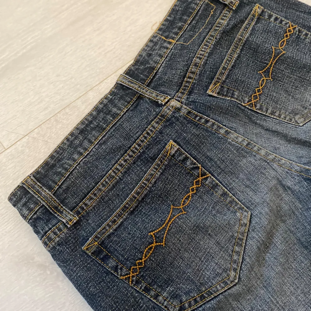 Snygga mörkblå bootcut jeans med låg midja!!. Farkut & Housut.