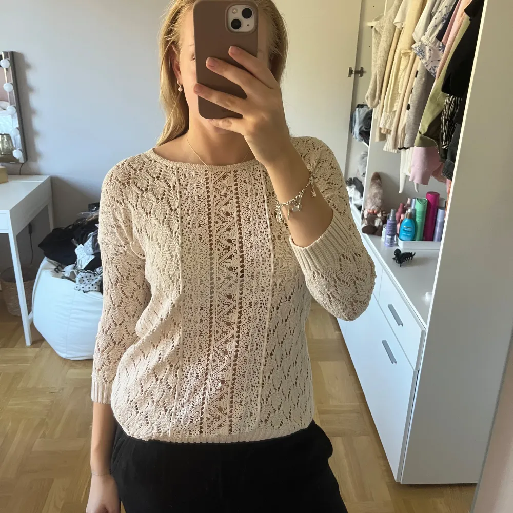 Säljer en söt vit tröja från H&M med ett vackert spetsmönster. Tröjan har trekvartsärmar och en rund halsringning, perfekt för en stilren look. Passar bra till både jeans och kjol. 🌸. Neuletakit & Villapaidat.