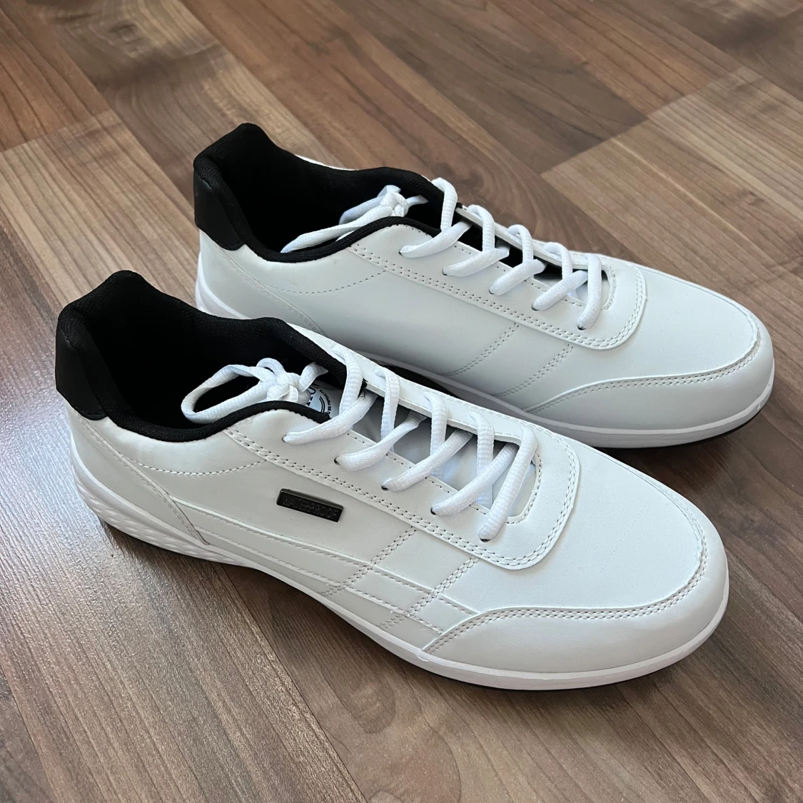 Helt nya vita sneakers med svarta detaljer