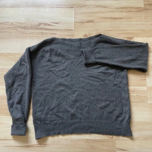 Grå tröja från MNG Casual - Säljer en stilren grå tröja från MNG Casual. Tröjan har en normal passform med långa ärmar och ribbade muddar vid ärmslut och nederkant. Perfekt för en avslappnad look.