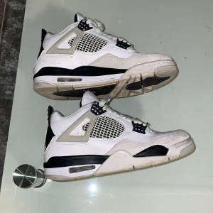Air Jordan 4 Military Black - Säljer ett par klassiska Air Jordan 4or military black. Skorna har en ikonisk design med snörning och synlig Air-dämpning i sulan. Perfekta för sneaker-entusiaster som vill ha en tidlös stil. Använt ett par gånger men säljer pågrund av att jag ej använder dom längre och att dom är för småa. Skorna är i väldigt bra skick förutom att dom är lite smutsiga, låda följer med.