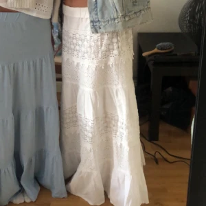 Vit lång kjol - Såå fin långkjol! Står inte storlek men passar mig som är xs/s😊Går ner till marken på mig som är 163cm (se bild) 