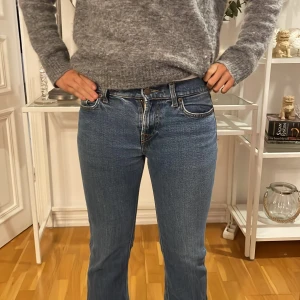 Blå low waist jeans från Fornarina - Snygga blå jeans från Fornarina med klassisk femficksdesign och kontrastsömmar. Det är lowwaist med bootcut ish men ändå raka tycker jag!😊💓 Midjemåttet rakt över är 34cm och innerbenslängd är 69cm. Jag är 167 och de är för korta för mig.