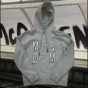 Luvtröja från Alexander McQueen  - Storleken är L men passar mycket bättre som M. Bra skick och väldigt bekväm. Skriv vid frågor!