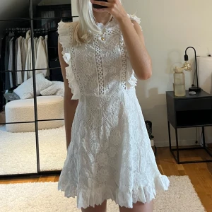 Vit klänning - Vit klänning som är perfekt till studenten! Aldrig använd och har lappen kvar 💕