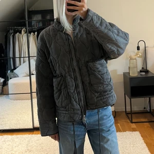 Grå zara jacka - Grå jacka från zara i storlek M 💕