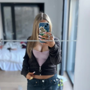 Svart hoodie med dragkedja - Snygg svart hoodie med dragkedja framtill. Perfekt för en casual look. Den har långa ärmar och en bekväm passform.