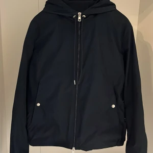Moncler Vindjacka - Säljer denna feta Moncler vindjacka som är perfekt nu till våren. Den är använd ett par gånger men inget större tecken på användning. 