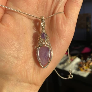 Handgjord berlock med silvertråd och droppformad ametist - - Nickelfri - Non-tarnish behandling - Kedja ingår inte