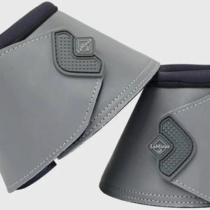 Grå reflex boots från LeMieux - Säljer ett par grå reflex boots från LeMieux. De är designade för att ge extra skydd och har en reflekterande yta för ökad synlighet. Perfekta för uteritter! Aldrig använda! (Ny pris 599kr) Cob💞