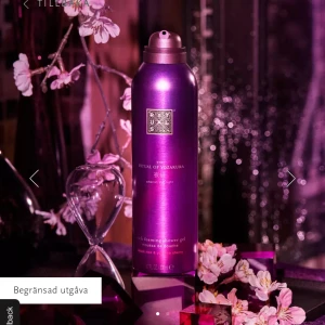 Ny! The Ritual of Yozakura Rich Foaming Shower Gel - Helt ny! Upptäck The Ritual of Yozakura, en lyxig duschgel med en rik och skummande formula. Den kommer i en elegant lila flaska och doftar av svart ris och yoshino-körsbär. Perfekt för en avkopplande duschupplevelse. Slutsåld limited edition.