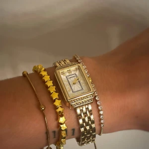  Stjärnarmband i guld - Guldfärgat stjärnarmband. stilren, modern och passar alla ❤️❤️