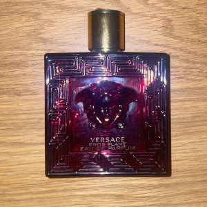 Versace Eros Flame Eau de Parfum 60ml - Priset går att ändra! Säljer en Versace Eros Flame Eau de Parfum. Har använt i ca 1 år och finns runt 60ml kvar i flaskan. Säljer för att jag inte använder den så mycket längre. 