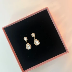 Örhängen  - Guldiga örhängen med stora droppformade stenar. Köpta på glitter✨