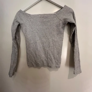 Grå ribbad offshoulder tröja från Bik Bok💖 - Säljer en stilren grå ribbad offshoulder tröja från Bik Bok. Perfekt för en avslappnad men trendig look. Tröjan har tre kvarts ärmar och en mjuk, bekväm passform. Passar utmärkt till både jeans och kjol. 🌟skriv till mig om det är något💕Köparen står ev.frakten.