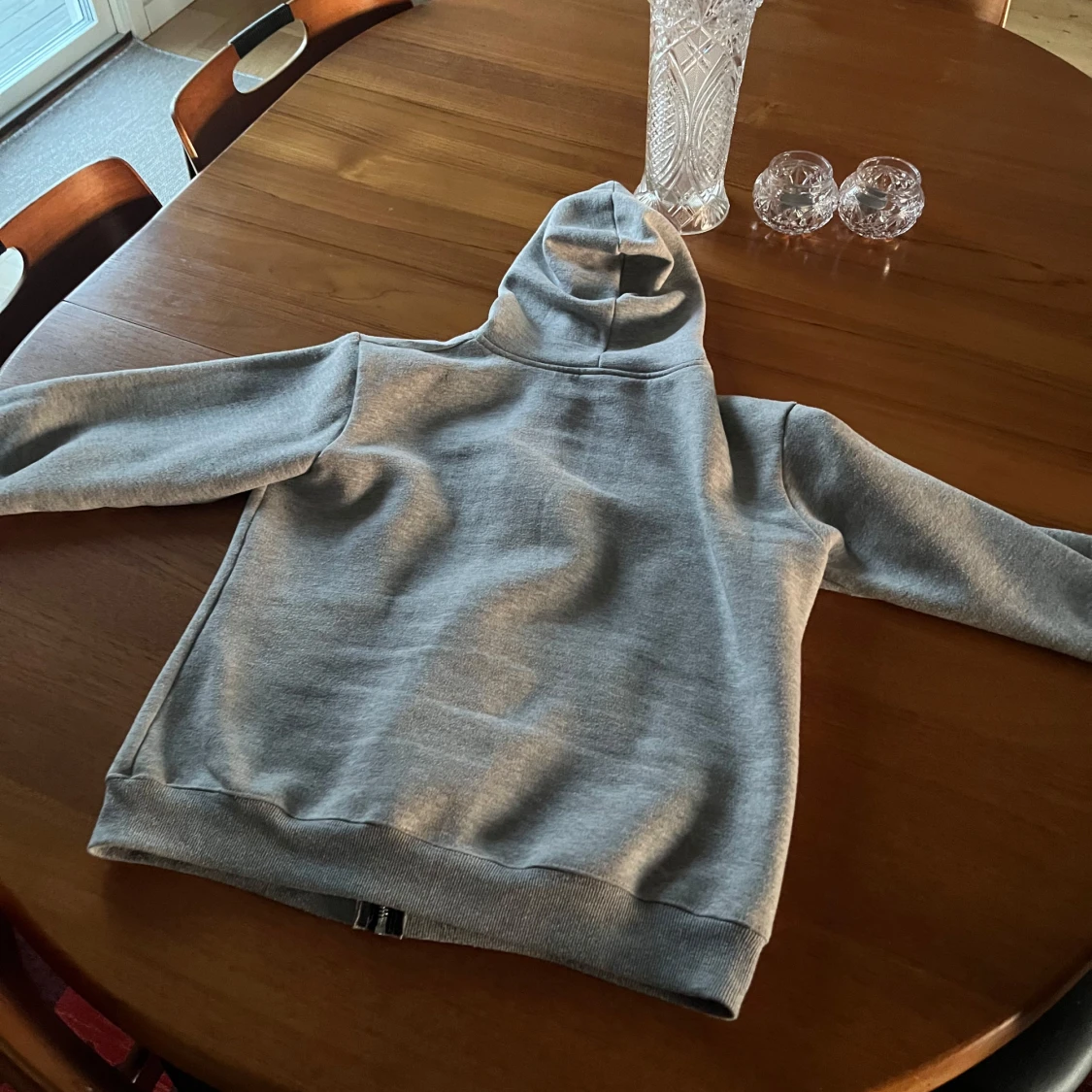 Grå hoodie med tryck - 3