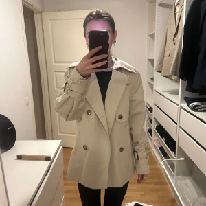 Beige trenchcoat - Säljer min fina trenchcoat från & Other Stories köpt förra året knappt använd!storlek XS nypris: 1300kr