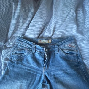 Lågmidjade bootcut jeans - Lågmidjad blå bootcut jeans. 