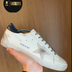 Golden goose skor - Säljer dessa riktigt snygga golden goose skor! Dem är näst intill nya (använda fåtal gånger)🤩Dustbag ingår✅ St 44 men passar även 43 Hör av er om ni har någon fundering, vill ha fler bilder osv🤝 Pris diskuterbart!