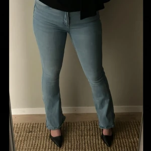 Ljusblå jeans med bootcut - Snygga ljusblå jeans som är bootcut, använda men bra skick 