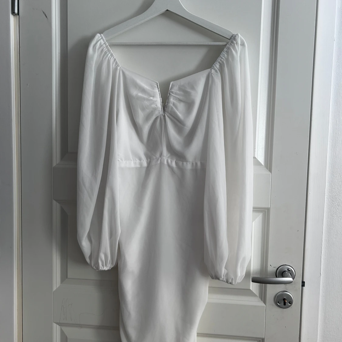 Vit klänning med v-ringning - 1