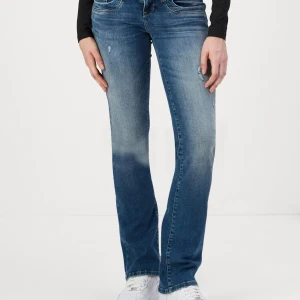 Blå bootcut jeans - Jeans bootcut med low waist. Dom är i bra skick och sätter sig fint. Pris kan diskuteras 