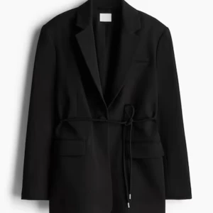 Svart kavaj med knytband - Svart kavaj med knytband i midjan från H&M. Aldrig använd, prislapp kvar . Slutsåld nypris:399