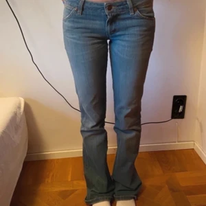 Blå bootcut jeans - säljer dessa jeans då dom inte passade, aldrig använda av mig!!! Finns defekter kolla sista bilden men inget som syns när man har dem på sig!! LÅNADE Bilder! hör av dig vid frågor eller mått, svara så snabbt jag kan❤️