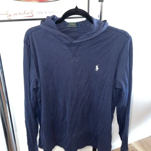 Blå hoodie från Ralph Lauren - Säljer en stilren blå hoodie från Ralph Lauren. Storleken är medium! Tveka inte på att höra av dig vid funderingar!